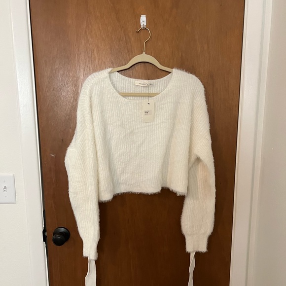 Red Dress Boutique sweater - Picture 2 of 5